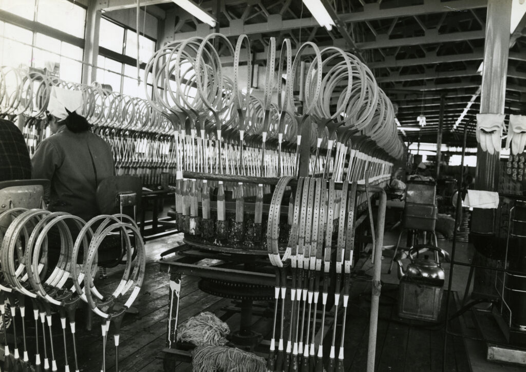 L'usine fabriquant les raquettes de badminton.