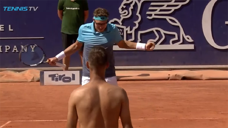 La réaction sympa de Denis Istomin après la célébration de Martin Klizan, titré à Kitzbühel. La réaction sympa de Denis Istomin après la célébration de Martin Klizan, titré à Kitzbühel.