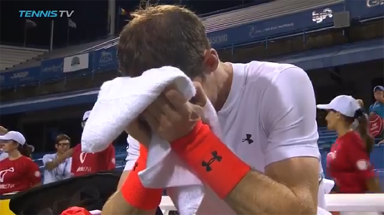 Andy Murray fond en larmes après sa victoire contre Marius Copil à Washington. Andy Murray fond en larmes après sa victoire contre Marius Copil à Washington.