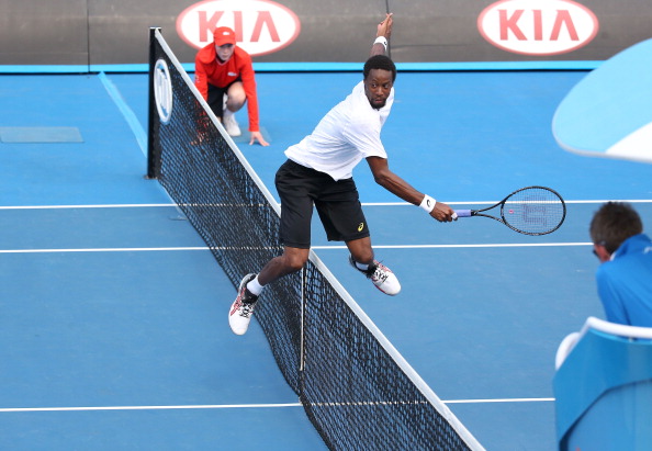 Gaël Monfils dans une position périlleuse lors de l'Open d'Australie 2014. (Photo by Michael Dodge/Getty Images)