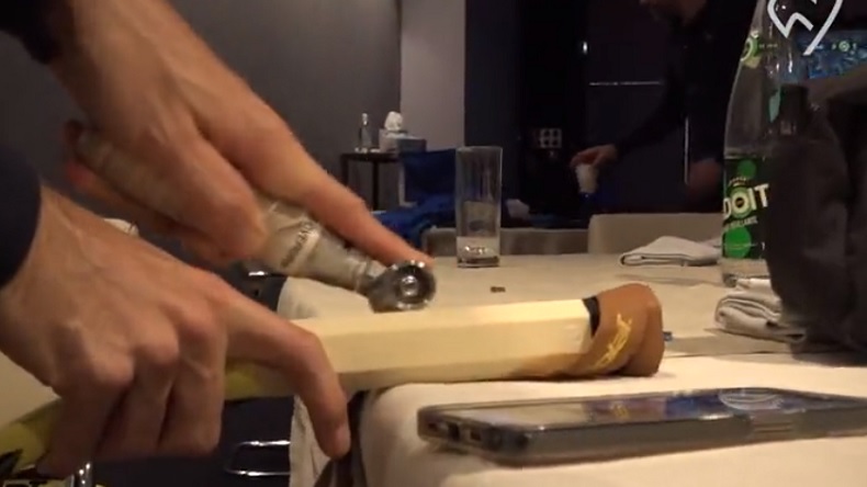 Adrian Mannarino ponce le manche de sa raquette avoir une partie plus basse que l'autre.
