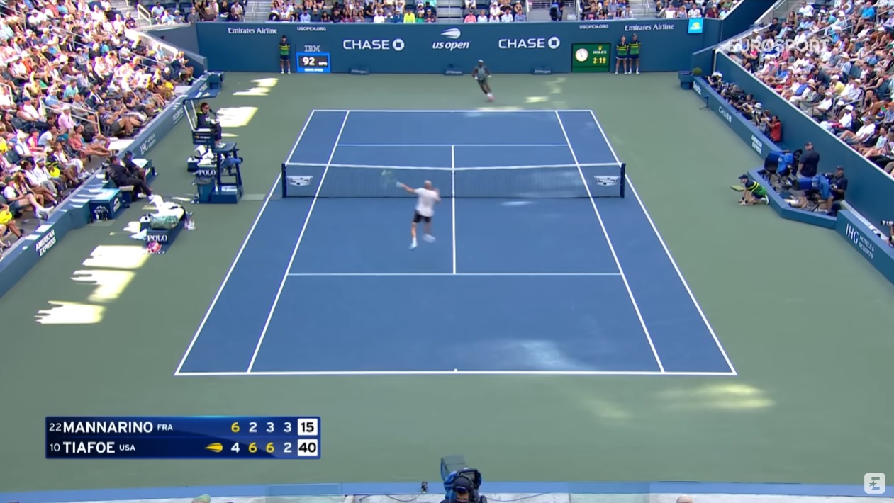 Le décollage du vol AIR MANNA. Le premier des quatre coups gagnants pour breaker Tiafoe.