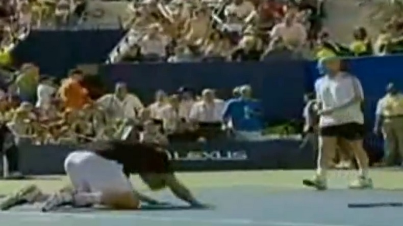 Andy Roddick se prosterne devant Andre Agassi après un retour phénoménal du Kid de Las Vegas.