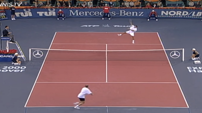 Sampras, le roi du smash, fait un bond de géant pour marquer un de ses plus beaux points contre André Agassi, son éternel rival.