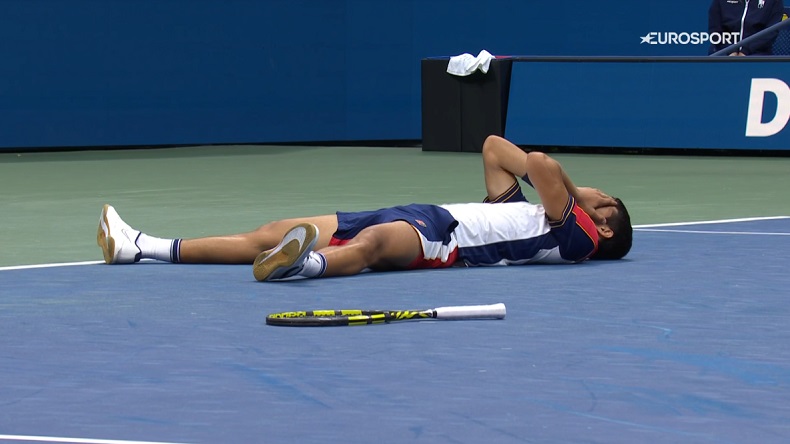 Carlos Alcaraz réussit le premier exploit de sa jeune carrière en éliminant Stefanos Tsitsipas, n°3 mondial, au troisième tour de l'US Open 2021.