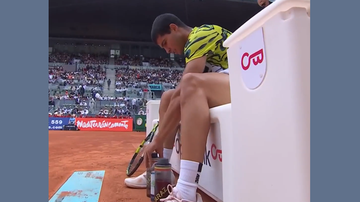 Carlos Alcaraz replace ses bouteilles comme Rafael Nadal à Madrid.