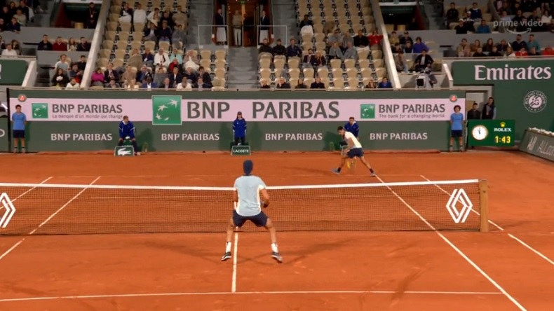 Le tweener lobé de Carlos Alcaraz contre Khachanov en huitièmes de finale de Roland-Garros 2022.