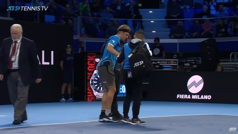 Touché à un genou, Alejandro Davidovich Fokina a envoyé des lattes sur une jambes pour reprendre le jeu.