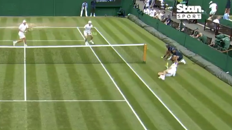 Le point incroyable d'Alex De Minaur en double à Wimbledon 2021.