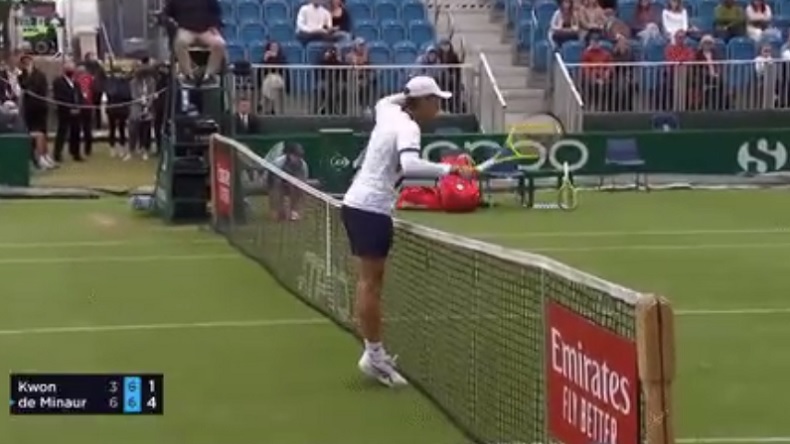 Le numéro d'équilibriste d'Alex De Minaur pour ne pas toucher le filet dans un point génial au tournoi d'Eastbourne 2021.