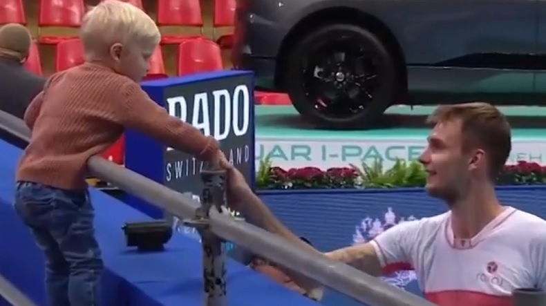 Un moment mignon entre Alexander Bublik et ce petit garçon au tournoi de Moscou.