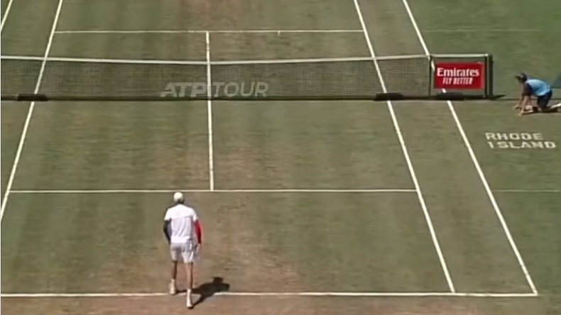 Alexander Bublik met un jeu blanc avec 4 aces, dont un à la cuillère.