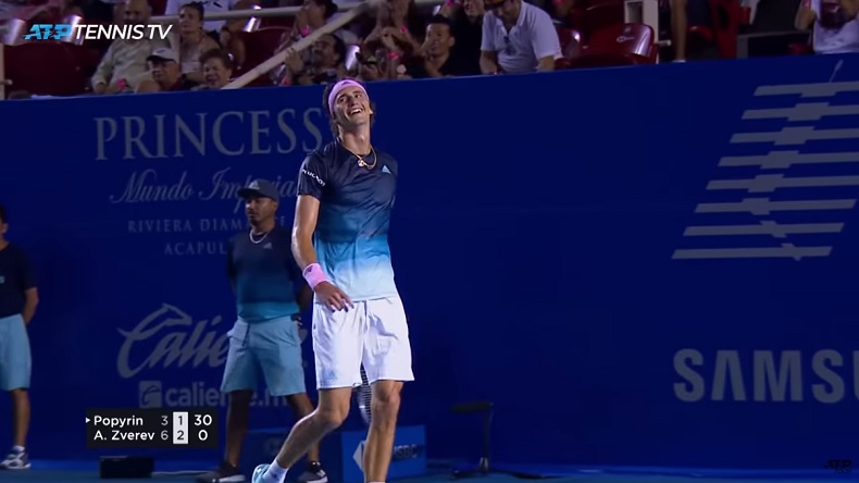 Alexander Zverev a le sourire après ce point superbe contre Alexei Popyrin à Acapulco.