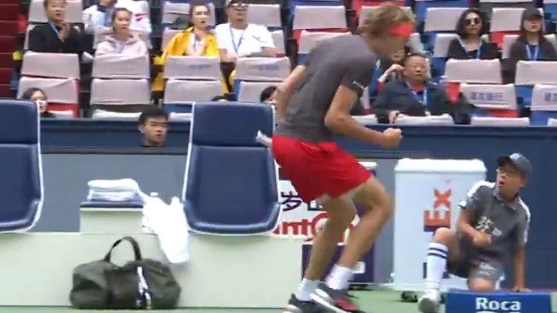 Alexander Zverev a traumatisé ce pauvre ramasseur de balles en célébrant un point à Shanghai. Alexander Zverev a traumatisé ce pauvre ramasseur de balles en célébrant un point à Shanghai.