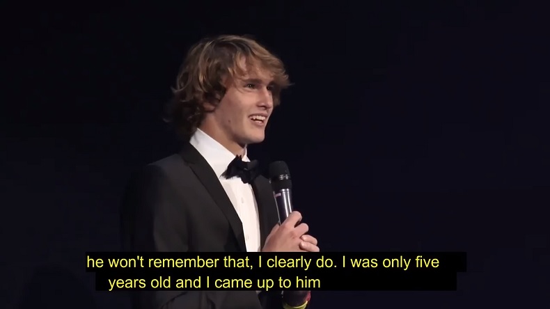 Alexander Zverev introduit Roger Federer à la Laver Cup 2017 en racontant sa première rencontre avec le Suisse. Alexander Zverev introduit Roger Federer à la Laver Cup 2017 en racontant sa première rencontre avec le Suisse.