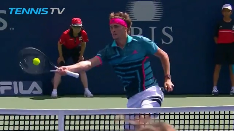 La prise insolite de Zverev sur ce point face à Tsitsipas à Toronto. La prise insolite de Zverev sur ce point face à Tsitsipas à Toronto.