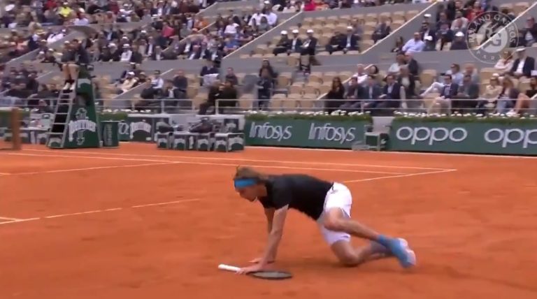 Sascha Zverev tombe, lâche sa raquette, mais gagne le point (Roland