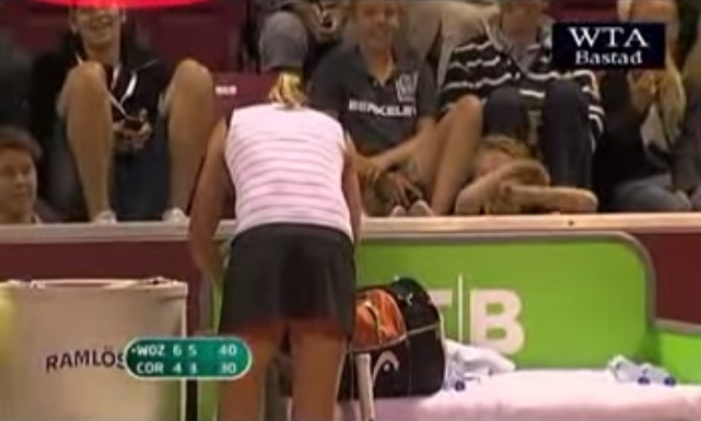 Le téléphone d'Alizé Cornet sonne sur balle de match contre Caroline Wozniacki au tournoi de Bastad en 2011.