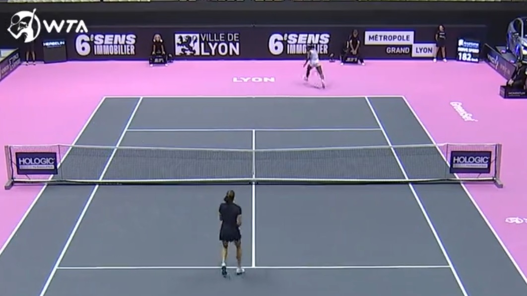 Un tweener-lob sur le circuit <b>WTA</b>, cela n&#39;arrive pas souvent ! Alycia Parks l&#39;a fait. (Lyon 2023)