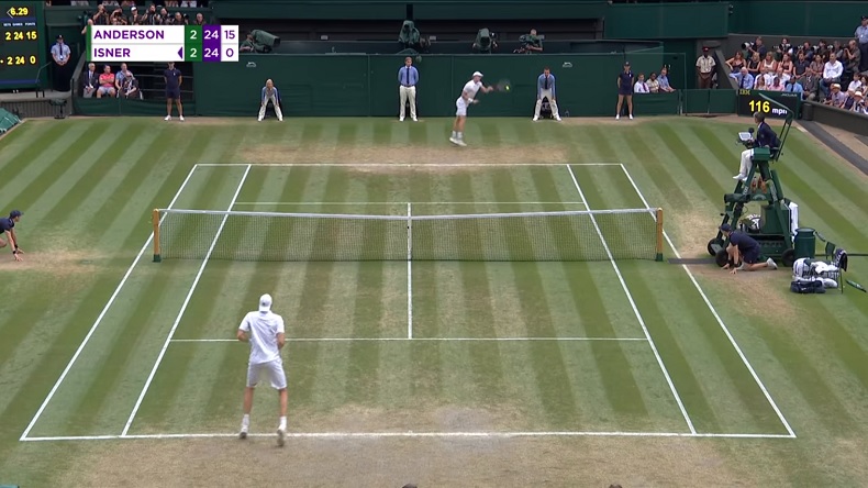 Le coup droit main gauche de Kevin Anderson à un moment crucial contre John Isner en demi-finales de Wimbledon 2018. Le coup droit main gauche de Kevin Anderson à un moment crucial contre John Isner en demi-finales de Wimbledon 2018.