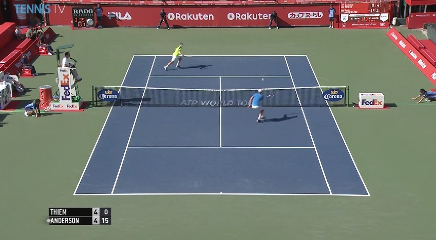 Kevin Anderson marque un point tout en toucher contre Dominic Thiem.