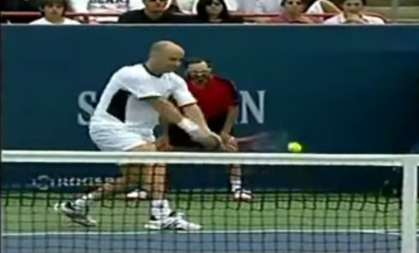 Andre Agassi a fait des misères à ses adversaires avec son revers au cours de sa carrière.