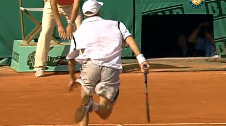 Le coup entre les jambes mythique d'Andre Agassi à Roland-Garros en 1999. Le coup entre les jambes mythique d'Andre Agassi à Roland-Garros en 1999.