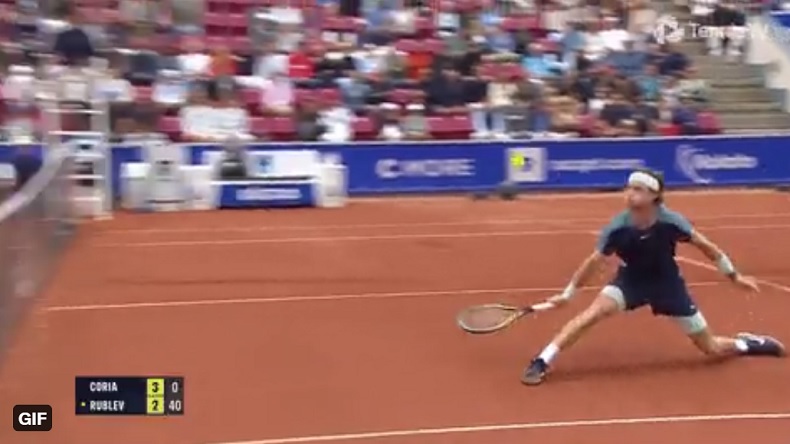 Cette contre-amortie d'Andrey Rublev au tournoi de Bastad 2022 est un bijou.