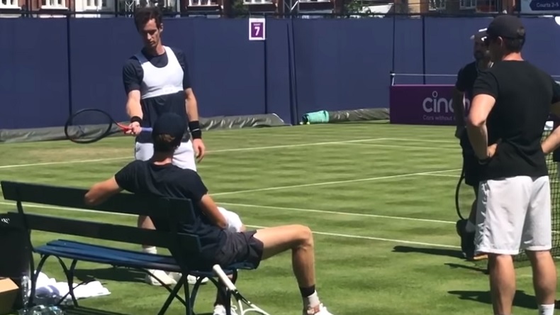 Andy Murray donne des conseils à Jannik Sinner pour jouer sur gazon.