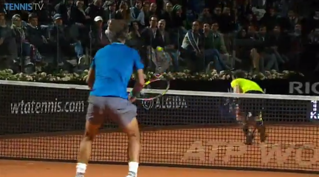 Andy Murray est train de brouter mais il va remporter ce point avec un coup de squash.