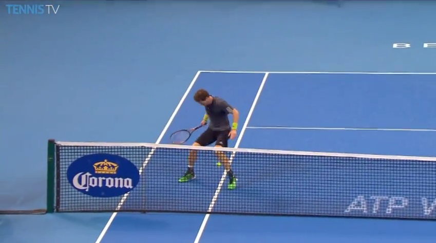 Pablo Cuevas fait un petit pont à Andy Murray sur ce point insolite au tournoi de Pékin 2014.