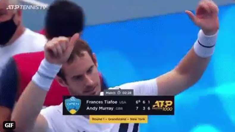 Andy Murray salue le public mais il n'y en a pas. Le match est à huis-clos.