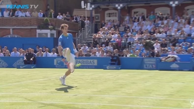 Andy Murray n'est pas un habitué de la catégorie trick shots mais l'Ecossais se débrouille plutôt bien. Andy Murray n'est pas un habitué de la catégorie trick shots mais l'Ecossais se débrouille plutôt bien.