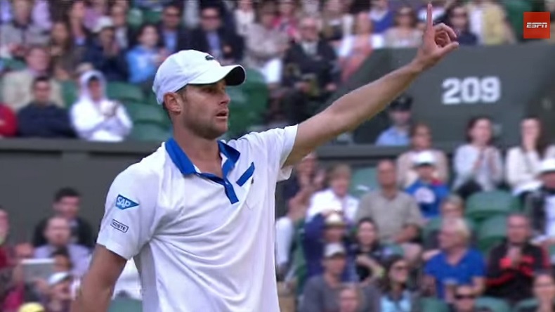 Son service a été jugé bon mais Andy Roddick demande le Hawk-Eye au troisème tour de Wimbledon 2012. Son service a été jugé bon mais Andy Roddick demande le Hawk-Eye au troisème tour de Wimbledon 2012.