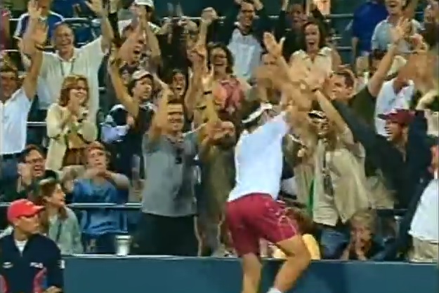 Andy Roddick marque le point de l'US Open 2012 et vient taper dans les mains des spectateurs.