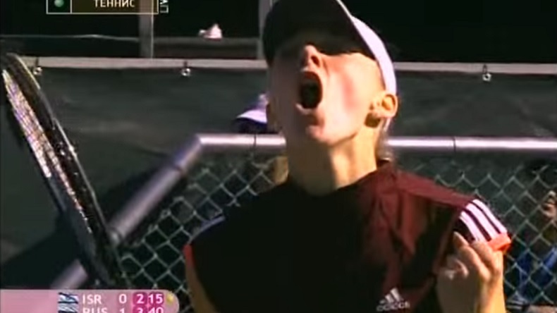 Anna Chakvetadze dans un état second, défie le public à chaque point contre l'Israël en Fed Cup.