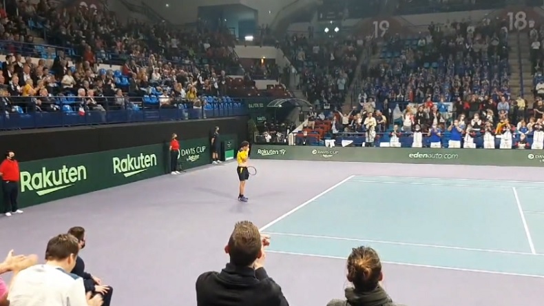 Un moment lors du match comptant pour du beurre entre Antonio March et Benjamin Bonzi en Coupe Davis.