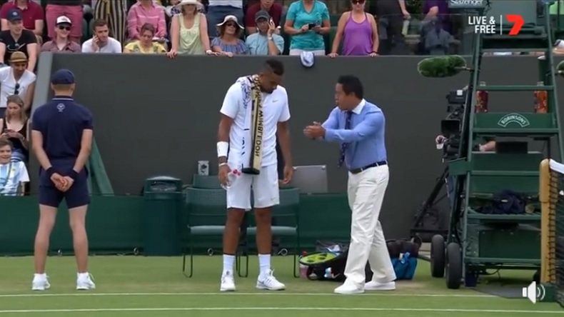 Non, l'arbitre James Keothavong ne donne pas des conseils techniques à Nick Kyrgios pour servir mais une petit cours d'arbitrage. Non, l'arbitre James Keothavong ne donne pas des conseils techniques à Nick Kyrgios pour servir mais une petit cours d'arbitrage.