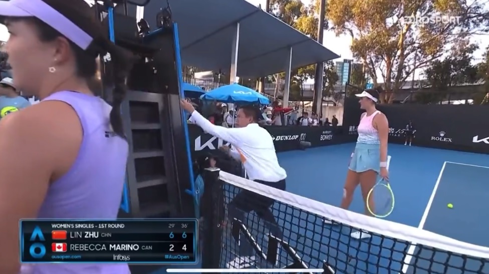 L'arbitre James Keothavong ne plaisante pas avec les voleurs de serviettes.