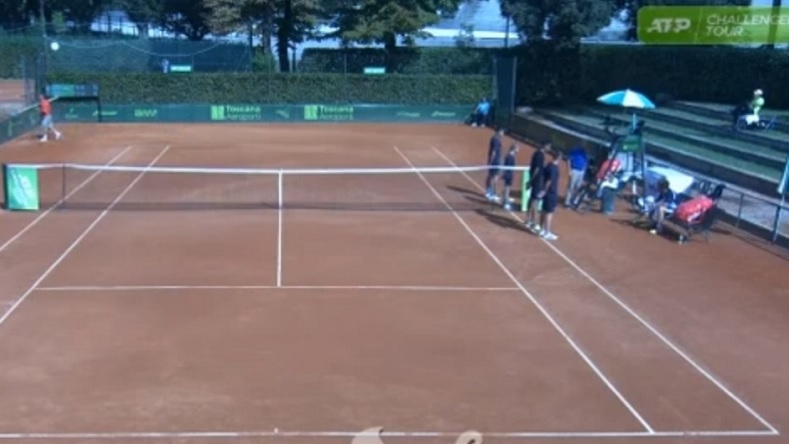 L'arbitre Gianluca Moscarella encourage et conseille un joueur portugais au Challenger de Florence 2019.