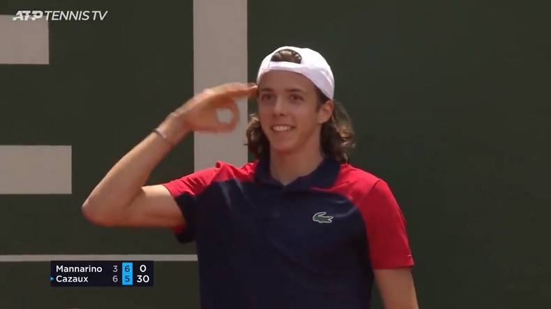 La célébration d'Arthur Cazaux après son tweener monstrueux contre Adrian Mannarino au tournoi de Genève 2021.