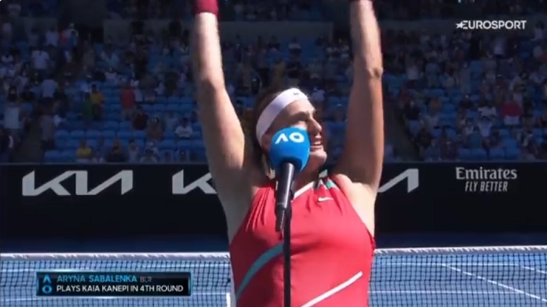 Aryna Sabalenka célèbre sa performance du jour au troisième tour de l'Open d'Australie : elle n'a fait que 10 doubles fautes !