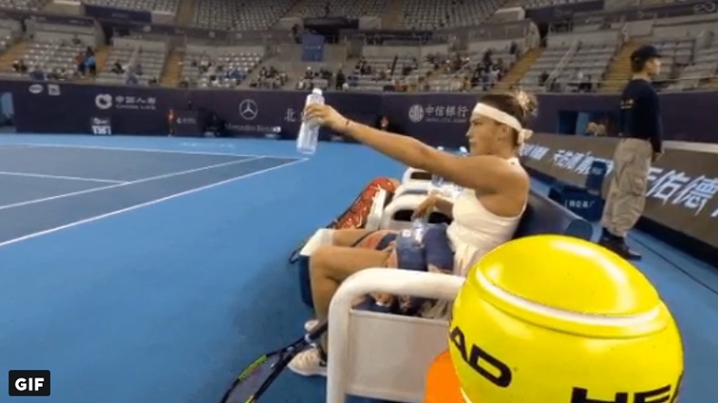 "Ramasseur, au pied ! J'ai fini ma bouteille." Aryna Sabalenka n'a pas dit ça au tournoi dé Pékin mais c'est tout comme. "Ramasseur, au pied ! J'ai fini ma bouteille." Aryna Sabalenka n'a pas dit ça au tournoi dé Pékin mais c'est tout comme.