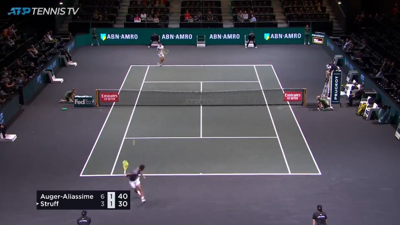 Felix Auger-Aliassime fait un trick shot superbe contre Struff avant de gâcher le point.