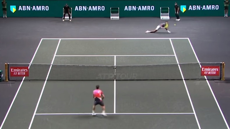 Le passing gagnant en fente de Felix Auger-Aliassime contre Dimitrov à Rotterdam.