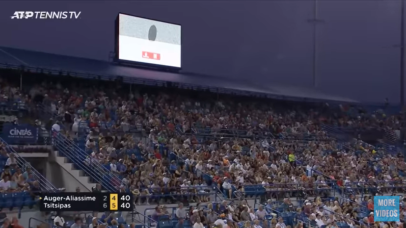 Felix Auger-Aliassime sauve une balle de match pour quelques millimètres face à Stefanos Tsitsipas à Cincinnati.