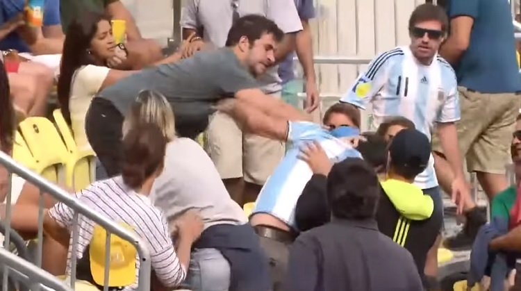 Il est beau l'esprit olympique entre brésiliens et argentins.