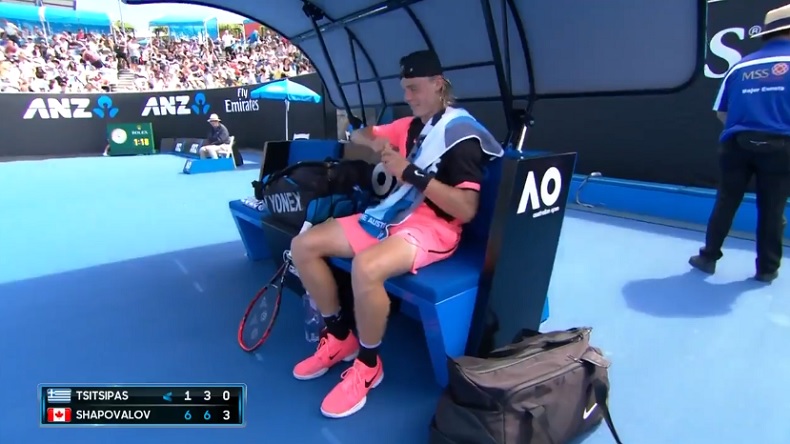 Denis Shapovalov a gagné en cinq sets contre une banane. Denis Shapovalov a gagné en cinq sets contre une banane.
