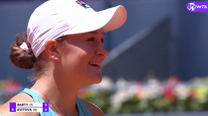 Le sourire d'Ashleigh Barty après un point insolite où, aveuglée, elle n'a pas pu frapper la balle.