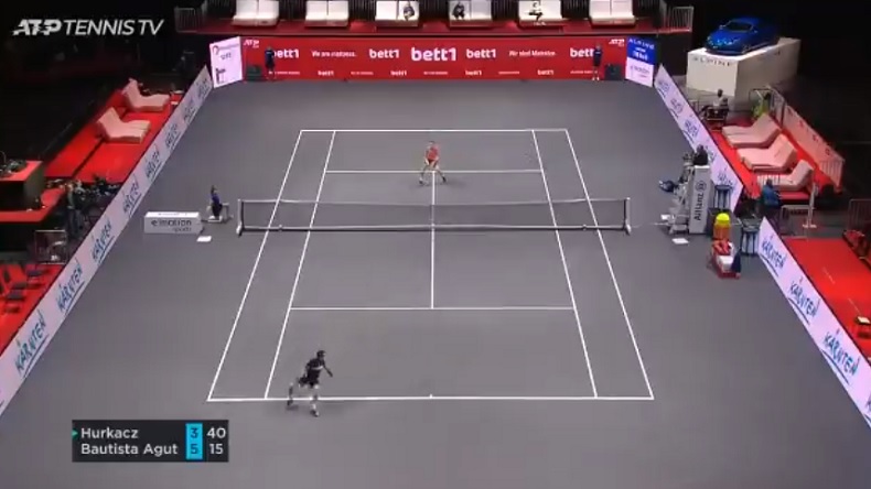 Assez rare de voir Roberto Bautista Agut faire un tweener, mais celui-ci est magique.